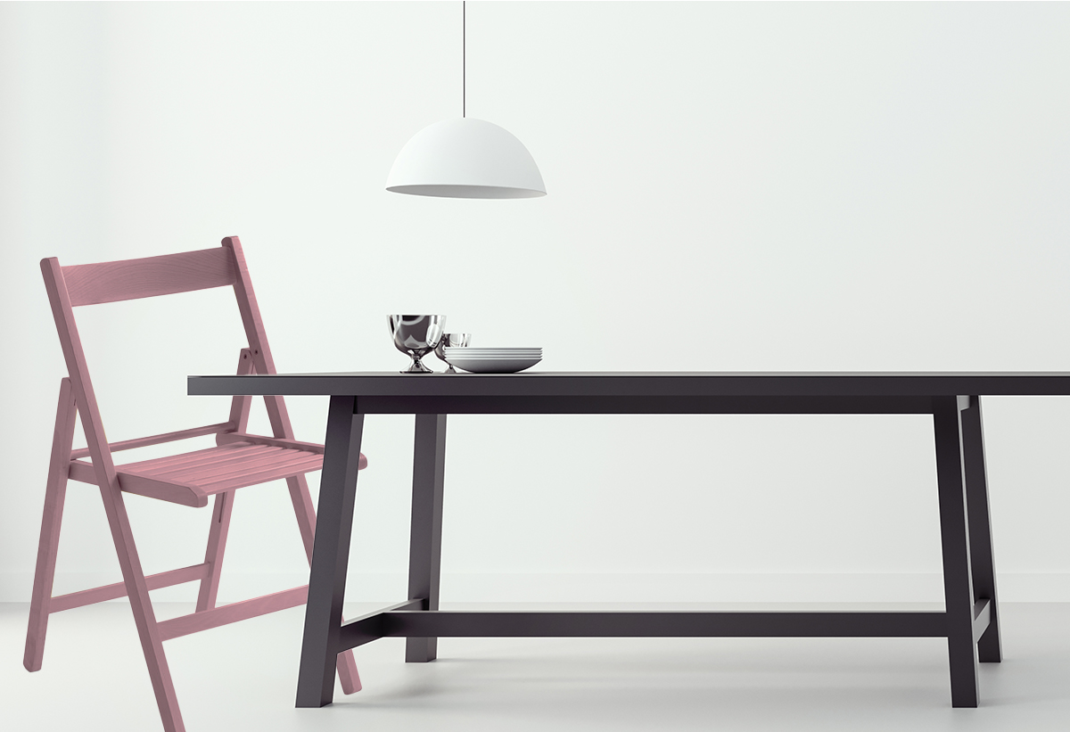 Απεικονίζονται δύο καρέκλες τοποθετημένες δίπλα σε ένα τραπέζι